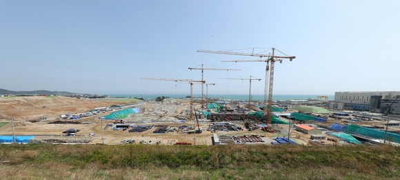 ▲ 성급한 탈원전으로 정부가 기업들에 전력 사용량 감축을 요구하는 '급전(給電) 지시'가 잇따르고 있다는 비판이 나오고 있다.  사진은 신고리 5,6호기 건설현장.  ⓒ 한수원