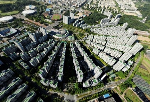 ▲ 용적률이 137%에 불과해 약 1만1900가구 규모의 새 아파트촌으로 재탄생할 예정인 올림픽선수촌2단지 전경. ⓒ네이버 항공뷰