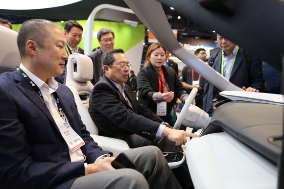 ▲ 구자열 LS 회장(오른쪽)과 구자은 LS엠트론 부회장이 12일 미국 라스베이거스에서 개최된 CES 2018에 참관해 기아차의 스마트 터치 에어벤트 기술을 체험하고 있다. ⓒLS