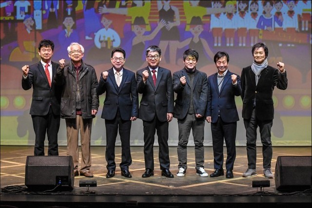 ▲ (왼쪽부터) 김희철 문화예술본부장, 김철호 서울시국악관현악단장, 강기성 서울시합창단장, 이승엽 사장, 김광보 서울시극단장, 한진섭 서울시뮤지컬단장, 이경재 서울시오페라단장.