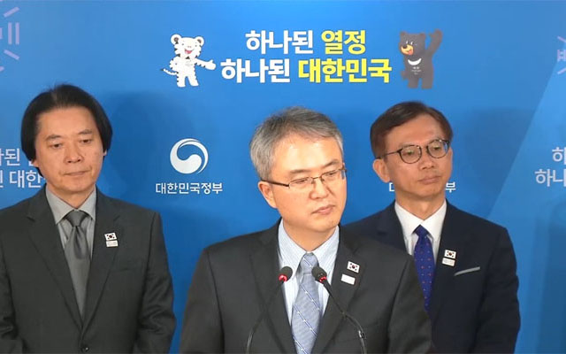 ▲ 지난 15일 오후 9시 40분 정부서울청사에서 브리핑을 하는 이우성 문화체육관광부 문화예술정책실장과 코리아 심포니 오케스트라 관계자들. ⓒe브리핑 관련영상 캡쳐