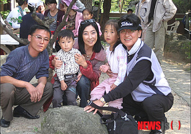 ▲ 북한을 여행한 미국인 가운데 한국에서 가장 유명한 신은미 씨의 방북 당시 모습. 미국인 신은미 씨 또한 방북하려면 美국무부의 특별승인을 받아야 한다. ⓒ뉴시스. 무단전재 및 재배포 금지.