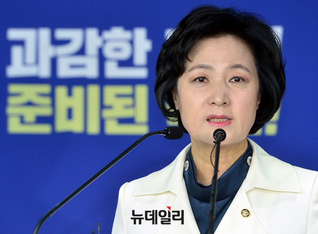 ▲ 더불어민주당 추미애 대표가 16일 오전 서울 여의도 당사에서 신년기자회견을 갖고 있다. 이 자리에서 추미애 대표는 최근 사회문제로 부상하고 있는 최저임금 인상과 관련해, 야당과 건물주 등에게 탓을 돌렸다. ⓒ뉴데일리 공준표 기자