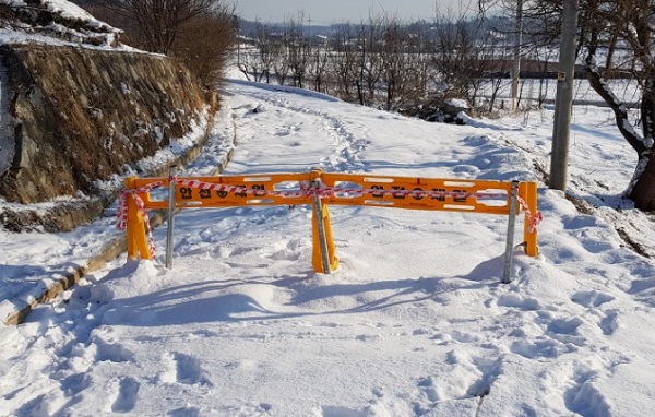 ▲ 충북 청주시 주중동 마을안길 도로공사 현장. 토지소유주가 통행을 막기 위해 쇠말뚝과 함께 통행을 차단하고 있다.ⓒ독자제공