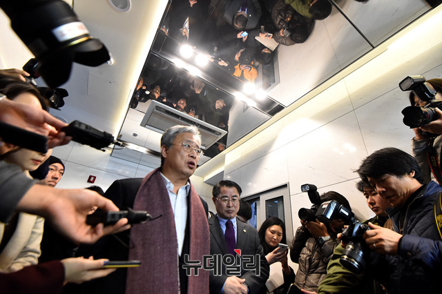 ▲ 유성엽 국민의당 의원이 15일 오후 서울 여의도 국민의당 당사에서 열린 당무위원회에 입장하며 안철수 당대표를 비난하고 있다. 이날 당무위는 비공개로 진행했다. ⓒ뉴데일리 이종현 기자