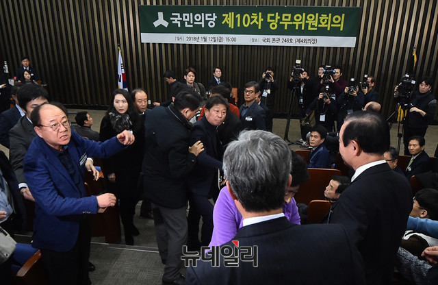 ▲ 유성엽, 장병완 국민의당 의원이 12일 오후 국회에서 열린 당무위원회의에서 한 당무위원에게 반말을 하자 