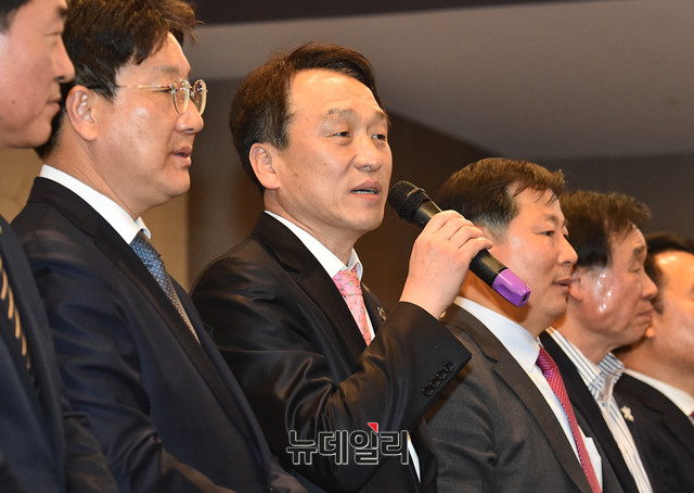 ▲ 정창수 한국관광공사 사장이 16일 오후 강원 춘천 스카이컨벤션에서 열린 자유한국당 강원도당 신년인사회에 참석해 신년인사 발언을 하고 있다. ⓒ춘천(강원)=뉴데일리 이종현 기자