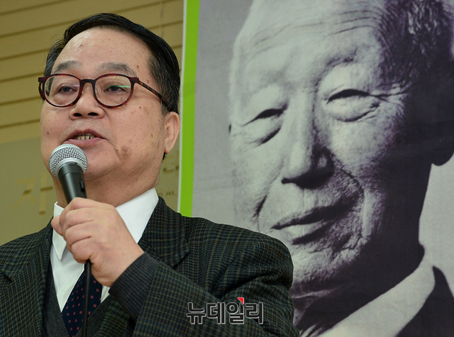 ▲ 김학은 연세대학교 경제학부 교수가 16일 서울 마포구 자유아카데미에서 '이승만과 데벌레라'를 주제로 강연을 진행하고 있다. ⓒ뉴데일리 공준표 사진기자