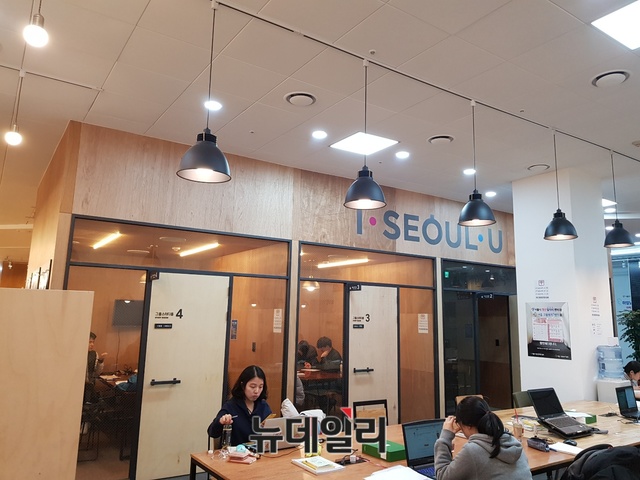 ▲ 서울시 중구에 위치한 '서울시 일자리카페' 내부 전경. 많은 취업준비생들이 그룹 스터디룸과 열람실을 이용하고 있는 모습.ⓒ뉴데일리