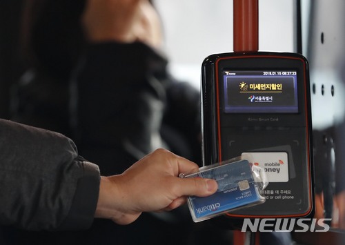 ▲ 서울시가 16일 '서울형 미세먼지 비상저감조치'를 발령함에 따라, 17일 서울 시내버스 및 지하철이 출·퇴근 시간 무료 운행될 예정이다. ⓒ뉴시스