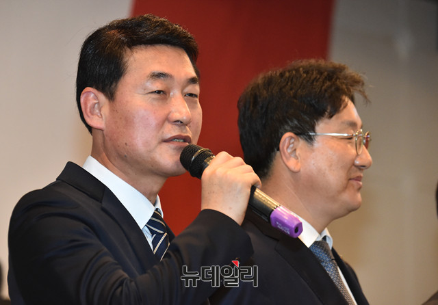 ▲ 자유한국당 황영철 의원이 16일 오후 강원 춘천 스카이컨벤션에서 열린 강원도당 신년인사회에서 다시 복당해 신년인사를 하게 된 소회와 지방선거 다짐을 밝히고 있다. ⓒ춘천(강원)=뉴데일리 이종현 기자