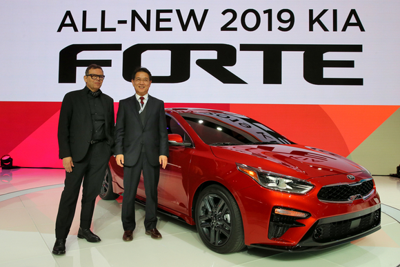 ▲ (사진 오른쪽부터) 권문식 현대기아차 연구개발본부장(부회장), 피터 슈라이어 현대기아차 디자인 총괄 사장이 신형 K3와 함께 기념촬영을 하고 있다.ⓒ기아자동차