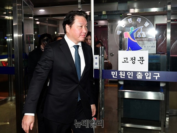 ▲ 최태원 SK그룹 회장이 16일 오후 서울가정법원에서 열린 아내 노소영 아트센터 나비 관장과 이혼조정 기일에 참석 후 법원을 나서고 있다. ⓒ뉴데일리 정상윤 기자