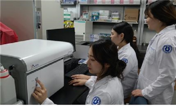 ▲ 임상병리학과 재학생이 면역진단 장비인 유세포분석(Flow Cytometry) 장비를 운영하고 있는 모습.ⓒ청주대