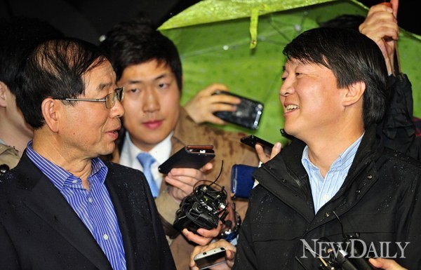 ▲ 2012년 대선 당시 안철수 예비후보와 박원순 서울시장이 서울 한 식당에서 만난 모습. ⓒ뉴데일리 정상윤 기자