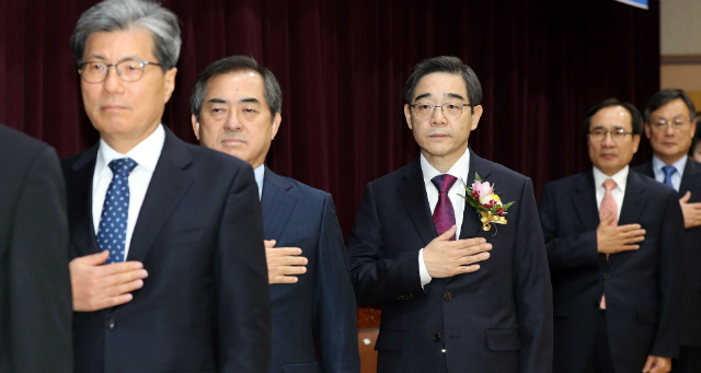 ▲ 권순일 중앙선거관리위원장이 지난해 12월 27일 과천청사에서 열린 취임식에 앞서 국민의례를 하고 있다. ⓒ뉴시스 사진DB