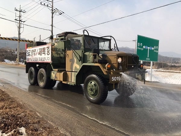 ▲ 37사단의 제독차량이 증평군의 고병원성 AI 차단 방역 지원에 나서고 있다.ⓒ증평군