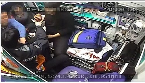 ▲ 119구조대 구급차량내 CCTV에 찍힌 구급대원 폭행장면.ⓒ충북소방본부