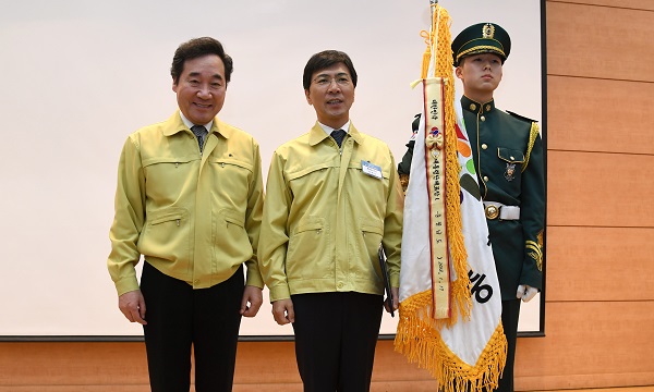 ▲ 충남도가 ‘2017년 통합방위 평가’에서 대통령상을 차지했다.(사진은 안희정 지사와 이낙연 국무총리)ⓒ충남도