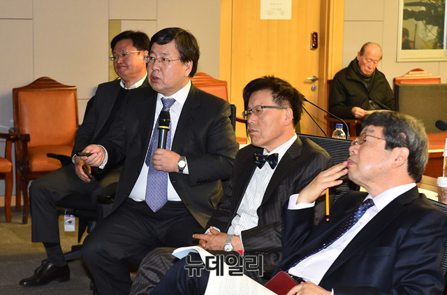 ▲ 정부가 법인세 인상 방침을 밝힌 가운데 17일 국회의원회관에서 사회 각 분야 전문가들이 '법인세'와 관련한 토론회를 개최해 발표를 이어가고 있다. ⓒ뉴데일리 이종현 기자