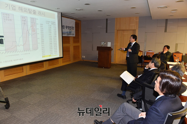 ▲ 17일 서울 여의도 국회의원회관 제1세미나실에서 '한미법인세율 역전과 기업해외탈출러시, 대안은 무엇인가' 토론회가 열린 가운데 오정근 한국금융ICT융합학회 회장이 발표를 하고 있다.ⓒ뉴데일리 이종현 기자