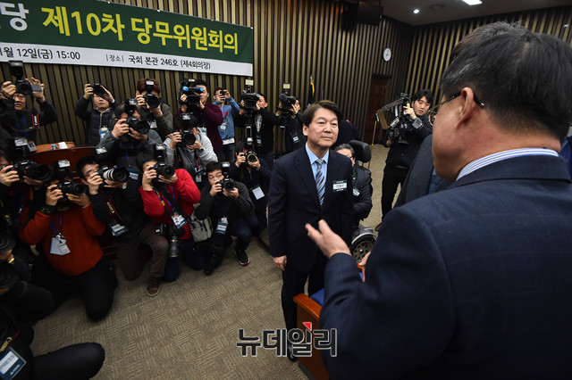 ▲ 최경환 국민의당 의원이 지난 12일 오후 국회에서 열린 국민의당 당무위원회의에서 안철수 대표에게 회의진행에 항의하고 있다. ⓒ뉴데일리 이종현 기자