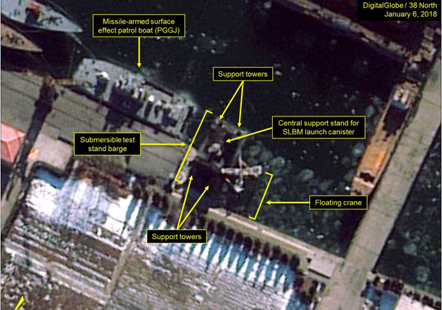 ▲ 美38노스가 공개한 北남포 해군조선소의 위성사진. SLBM 시험발사용 반잠수 바지선을 건조 중인 모습이다. ⓒ美38노스 관련보도 화면캡쳐-美디지털 글로브.