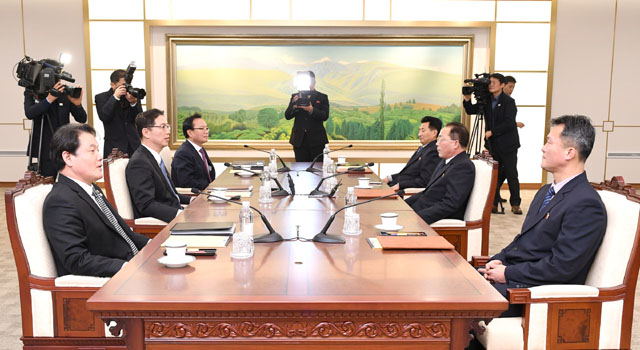 ▲ 17일 오전 판문점 평화의 집에서 차관급 실무회의를 갖는 남북 대표단의 모습. ⓒ통일부 제공.