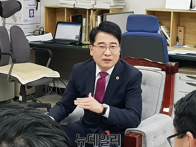 ▲ 충북도의회 윤홍창 의원이 17일 충북도청 기자실에서 제천 화재 참사 관련 대책마련을 촉구하고 있다.ⓒ김종혁 기자