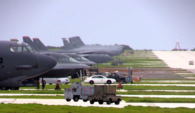 ▲ 괌 앤더슨 공군기지에 계류  중인 美전략 폭격기들. 앞쪽의 B-52H 뒤로는 B-2 스피릿 스텔스 폭격기가 보인다. ⓒ美공군
유튜브 공개영상 캡쳐.