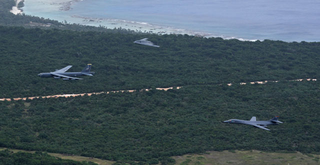 ▲ 괌 앤더슨 공군기지에서 이륙, 훈련 중인 B-1B, B-2, B-52H 폭격기. ⓒ美태평양 공군사령부 공개사진.