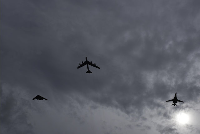 ▲ 한반도 유사시 김정은이 평양 주석궁 하늘에서 볼 수 있는 모습. 망원경으로 보면 
