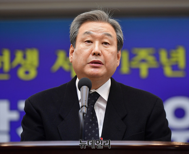 ▲ 김무성 자유한국당 의원이 17일 오후 서울 중구 한국프레스센터에서 열린 위공 박세일 선생 서거 1주년 추모 세미나에서 인사말을 하고 있다. ⓒ뉴데일리 정상윤 기자