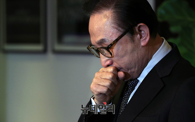 ▲ 이명박 전 대통령이 17일 오후 서울 삼성동 사무실에서 검찰의 정치보복 하명수사에 대한 입장을 발표하던 도중, 목이 메여 목소리가 갈라지자 연신 기침을 하고 있다. ⓒ뉴데일리 이종현 기자