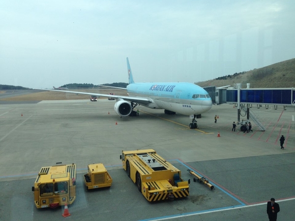 ▲ 양양공항 도착한 대한항공 E급 항공기.ⓒ뉴데일리DB