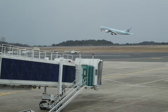 ▲ 양양공항 이륙하는 대한항공 E급 항공기.ⓒ국토부