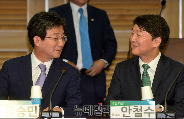 ▲ 국민의당 안철수 대표와 바른정당 유승민 대표는 18일 오전 국회에서 기자회견을 열어, 가칭 통합개혁신당 창당과 관련한 통합공동선언을 했다(자료사진). ⓒ뉴데일리 이종현 기자