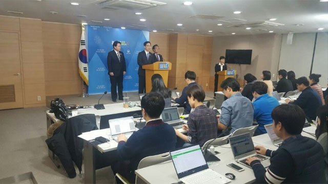 ▲ 지난 17일, 천해성 통일부 장관이 북한 선수단의 평창 동계올림픽 참가 관련 남북 합의 내용을 브리핑하는 모습. ⓒ통일부 제공.