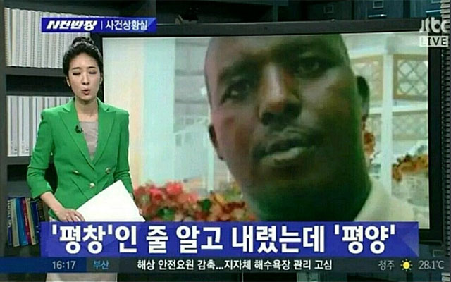 ▲ 2015년 4월 케냐인 '다니엘 올로마에 올레 사피트'는 한국 평창에 오려 비행기표를 끊었다. 그런데 여행사 직원의 실수로 그가 도착한 곳은 평양이었다. 사비트 씨는 '비자'없이 북한을 방문했다는 이유로 500달러의 벌금을 내고 쫓겨났다. 최근 남북 간의 상황을 보면, 사비트 씨에게 '평양행' 비행기 표를 건넨 여행사 직원에게 선견지명이 있었던 것 같다. ⓒJTBC 당시 관련보도 화면캡쳐.