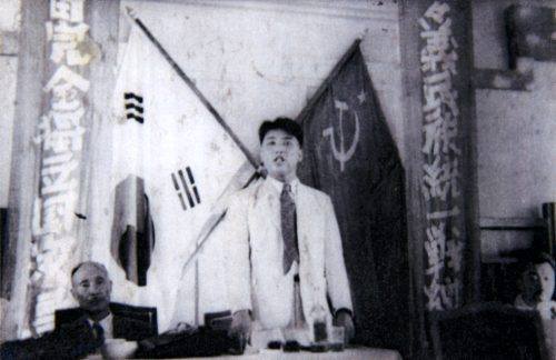 ▲ 태극기가 걸린 전당대회장에서 연설하는 김일성 ⓒ 자료사진