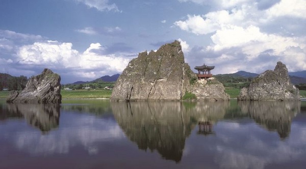 ▲ 충북 호수 1경인 단양 도담삼봉.ⓒ충북도