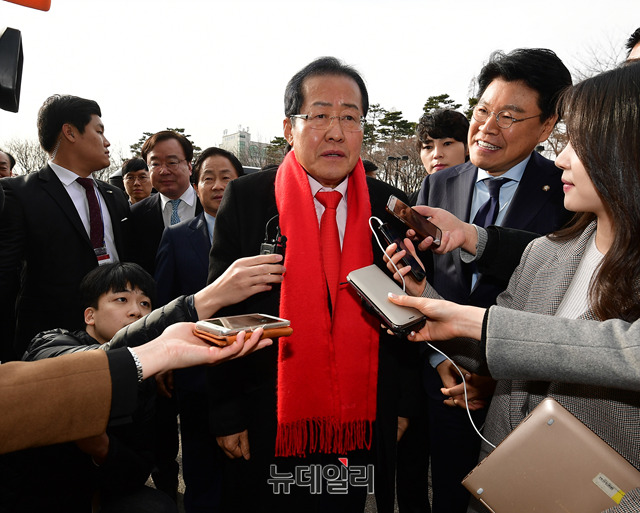 ▲ 홍준표 자유한국당 대표가 18일
 오후 경기 수원시 WI컨벤션에서
 열린 경기도당 신년인사회에 참석하기 직전 취재진들의 질문에 답하고 있다. ⓒ뉴데일리 정상윤 기자