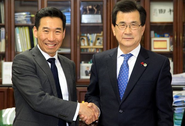 ▲ 제임스 최 주한호주대사가 18일 이시종 충북도지사를 방문했다.ⓒ충북도