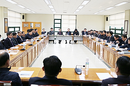 ▲ 한국농어촌공사 경북지역본부는 18일 본부 3층 회의실에서 본부 및 14개 부서장, 부장 등 40여명이 참석한 가운데 2018년 자율토론식 합동 업무보고를 실시했다.
ⓒ한국농어촌공사 경북지역본부