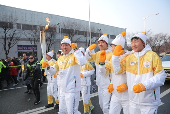 ▲ 지난 13일 평창동계올림픽 성화봉송 주자로 나선 차범근 전 국가대표 축구팀 감독과 청소년들. ⓒ2018 평창 동계올림픽대회 및 동계패럴림픽대회 조직위원회