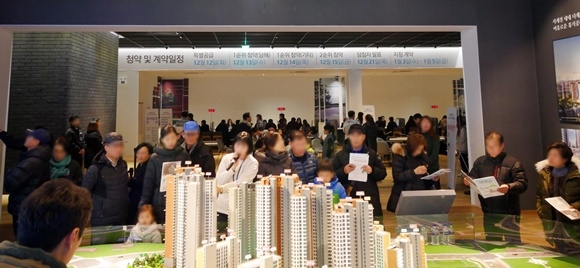▲ 지난해 12월 평균 15.2대 1의 경쟁률로 1순위에 마감된 'e편한세상 송파 파크 센트럴' 견본주택 내. ⓒ대림산업