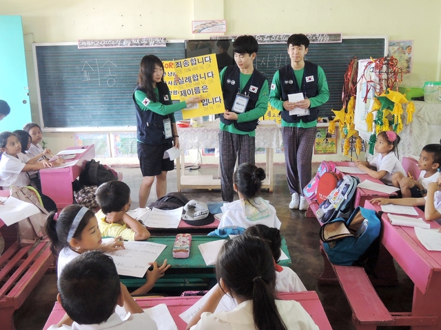 ▲ 영진전문대학 봉사단 학생들이 필리핀 쿠엔카 시 초등학교를 방문해 한글을 가르치는 모습.ⓒ영진전문대