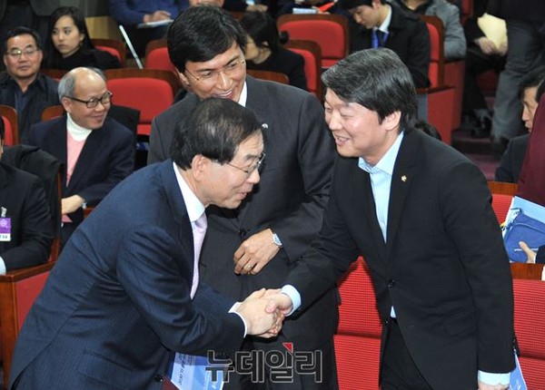 국민의당 안철수 대표가 박원순 서울특별시장으로부터 인사를 받고 있다(자료사진). ⓒ뉴데일리 이종현 기자
