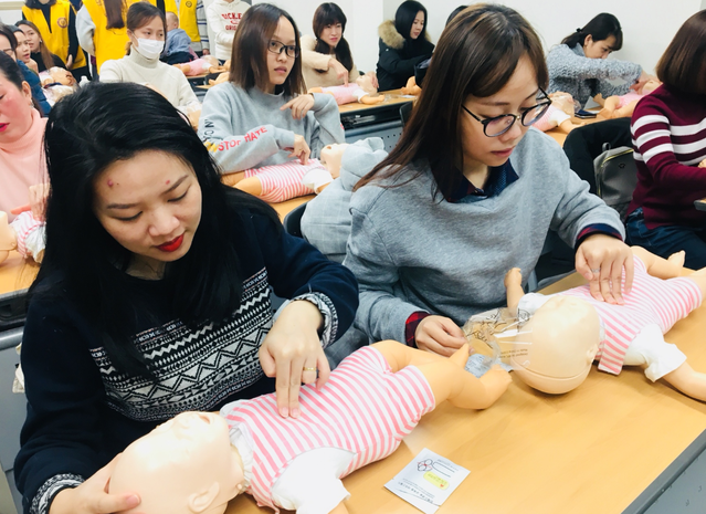 ▲ 16일 참가한 다문화 여성들이 경산시 다문화 가족지원센터 내 강의실에서 출산·육아부모 교육을 받고 있다.ⓒ대구보건대