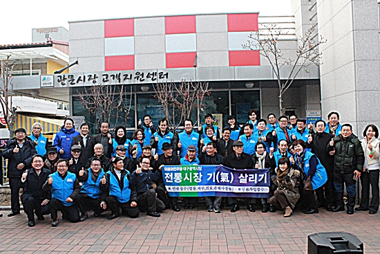 ▲ 더불어민주당 대구시당이 18일 관문시장을 찾아 상인들과 간담회를 가졌다.ⓒ더불어민주당 대구시당